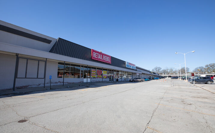Pictures of Retail property located at 401-475 E US Highway 69, Claycomo, MO 64119 for lease - image #1
