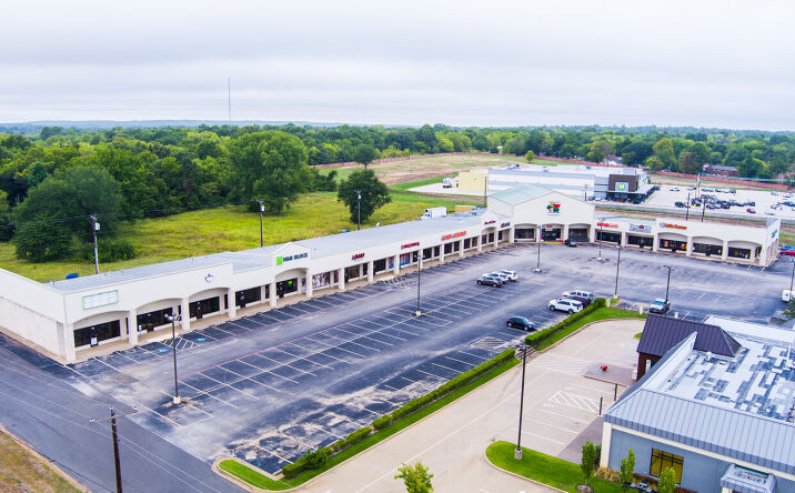 Pictures of Retail property located at 1009 S Jackson St, Jacksonville, TX 75766 for lease - image #1