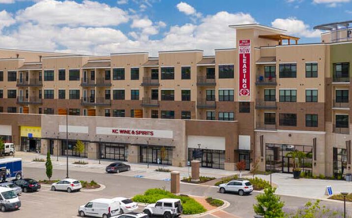 Pictures of Retail, Restaurant property located at 8961 Metcalf Ave, Overland Park, KS 66212 for lease - image #1