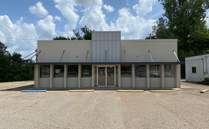 Pictures of Retail, Restaurant, Office property located at 920 S Gloster St, Tupelo, MS 38801 for lease - image #1