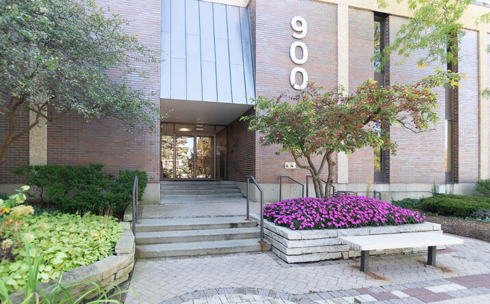 Pictures of Office property located at 900-910 Skokie Blvd, Northbrook, IL 60062 for lease - image #1