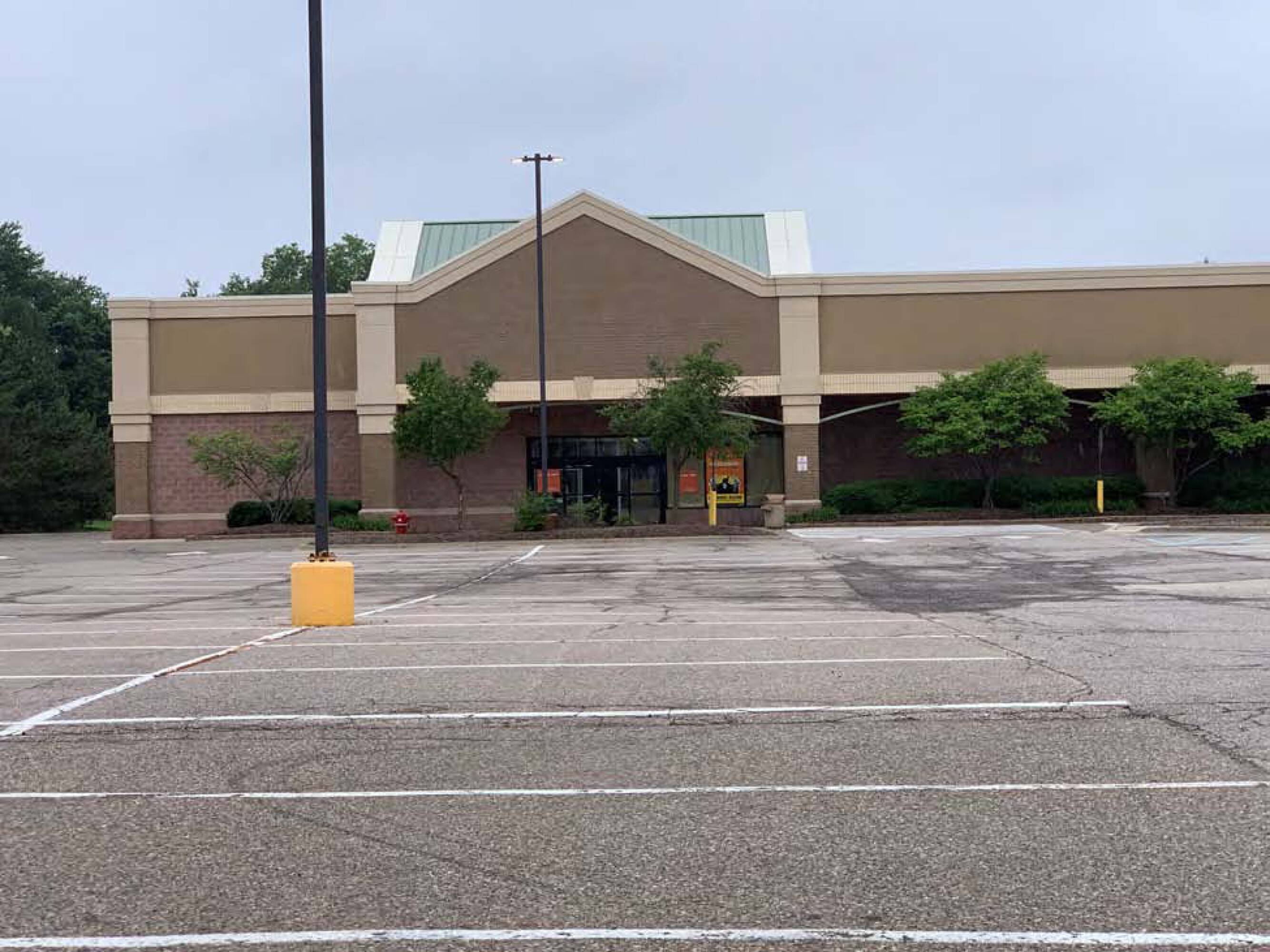 15110 Silver Pkwy, Fenton, MI 48430