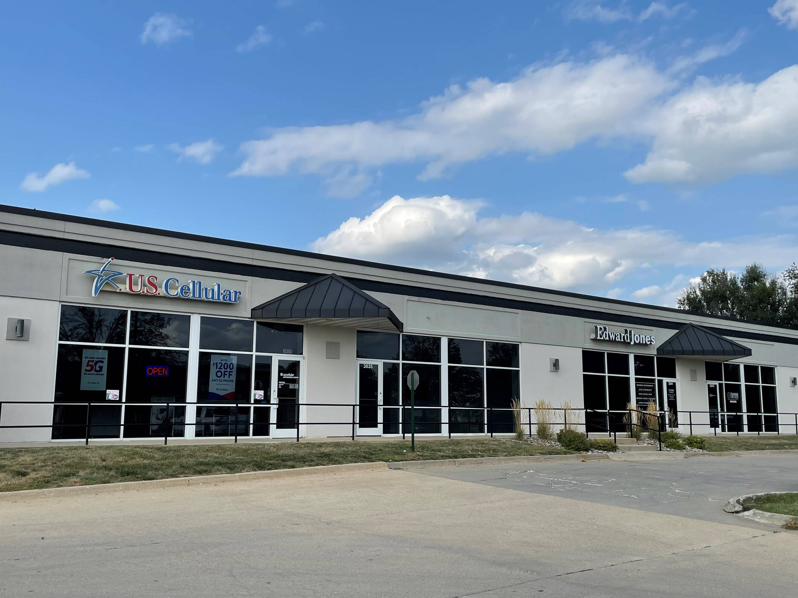 3821 100 St, Urbandale, IA 50322