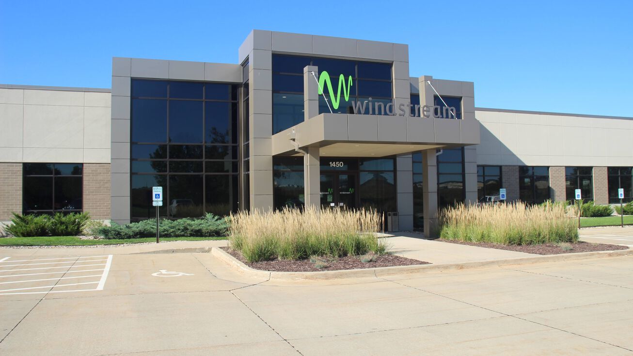 1450 N Center Point Rd, Hiawatha, IA 52233