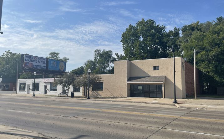 Pictures of Retail property located at 6825 Douglas Ave, Urbandale, IA 50322 for lease - image #1