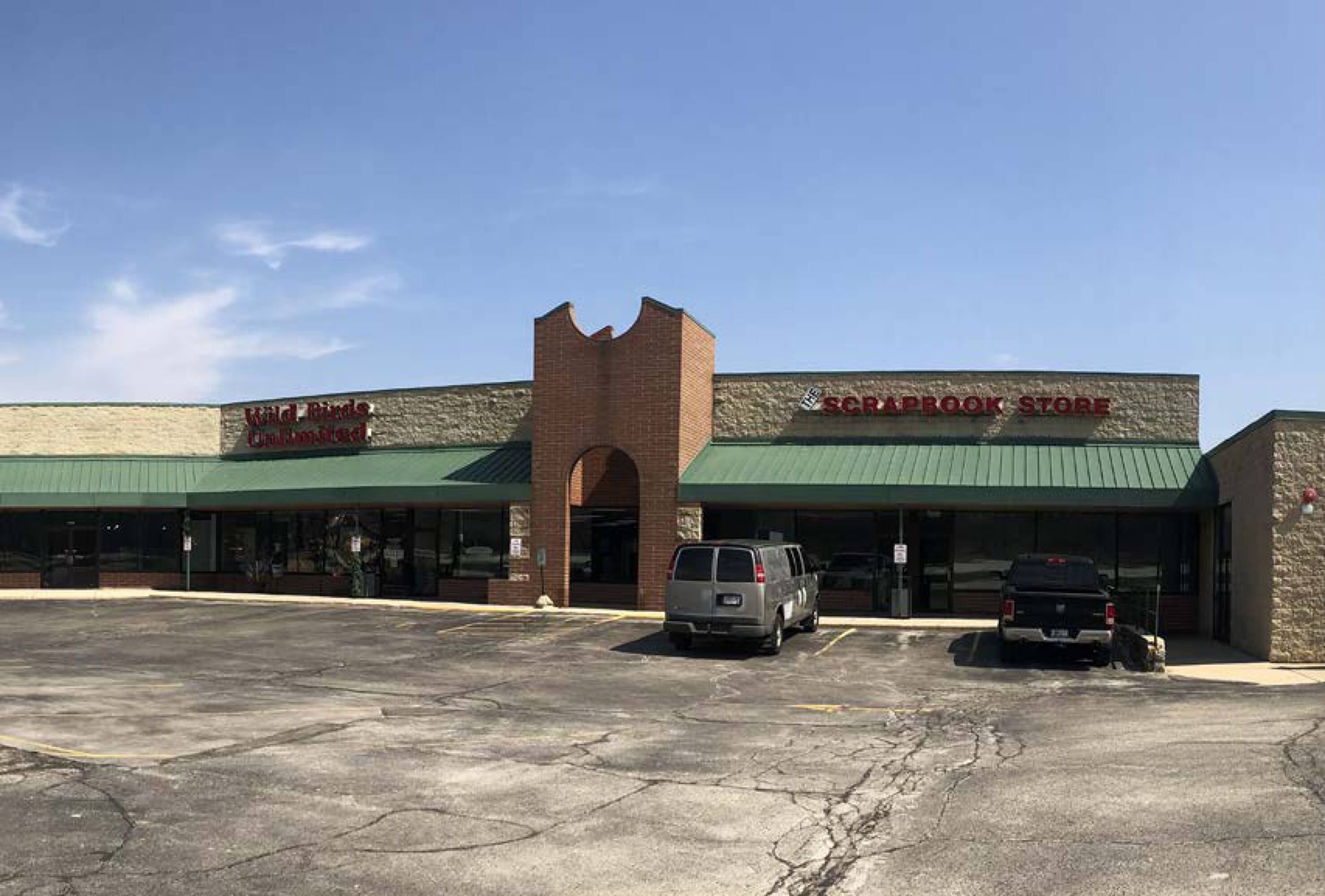 4450 S 108th St, Greenfield, WI 53228