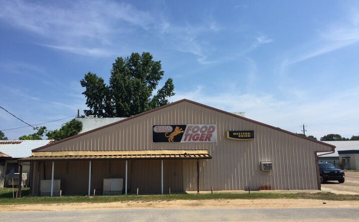 Pictures of Retail property located at 303 Main St, New Augusta, MS 39462 for sales - image #1