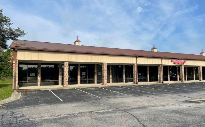 Pictures of Retail property located at 842 S State St, Greenfield, IN 46140 for lease - image #1