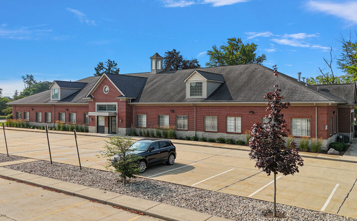 Pictures of Office property located at 30117 Schoenherr Rd, Warren, MI 48088 for lease - image #1