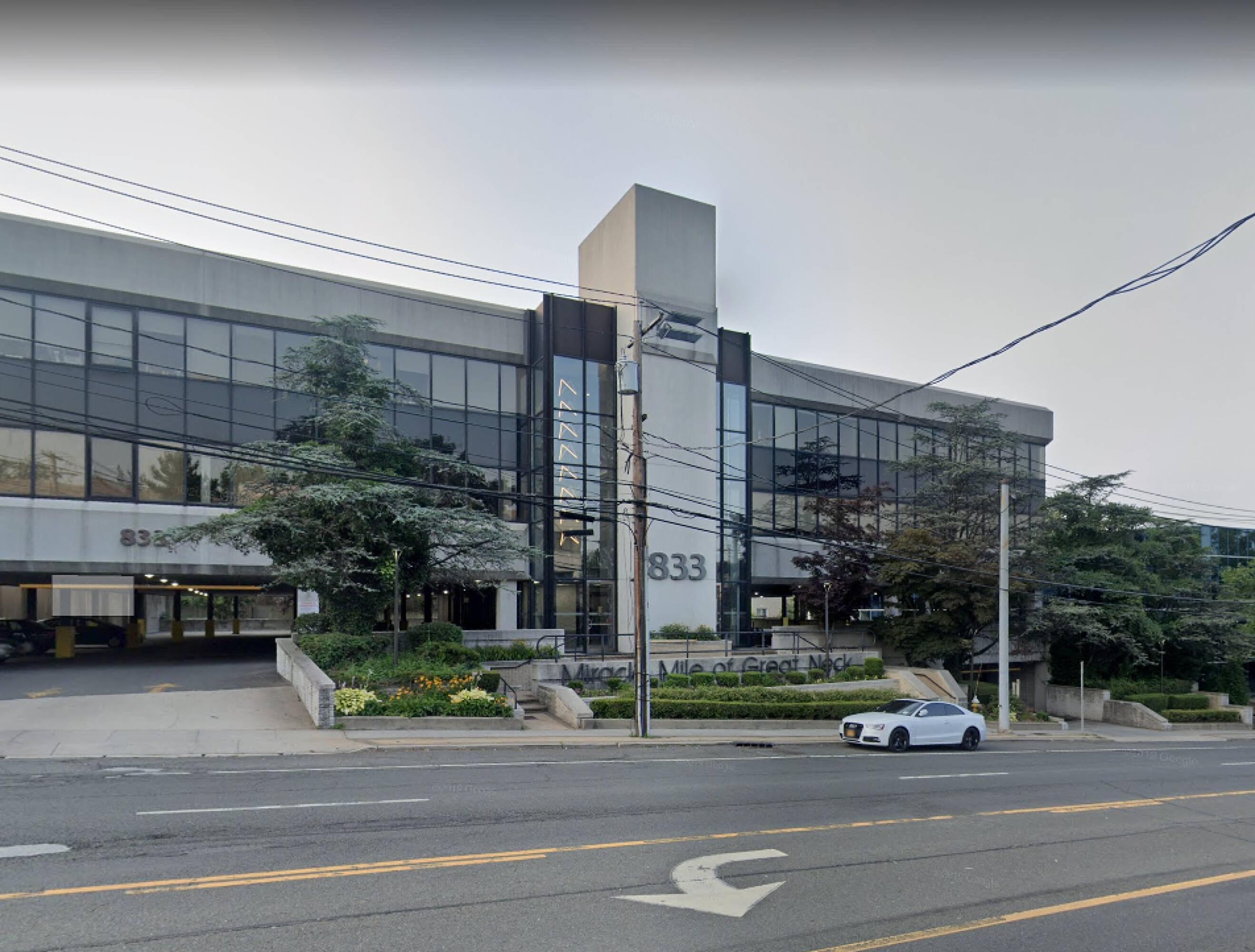 833 Northern Blvd, Great Neck, NY 11021