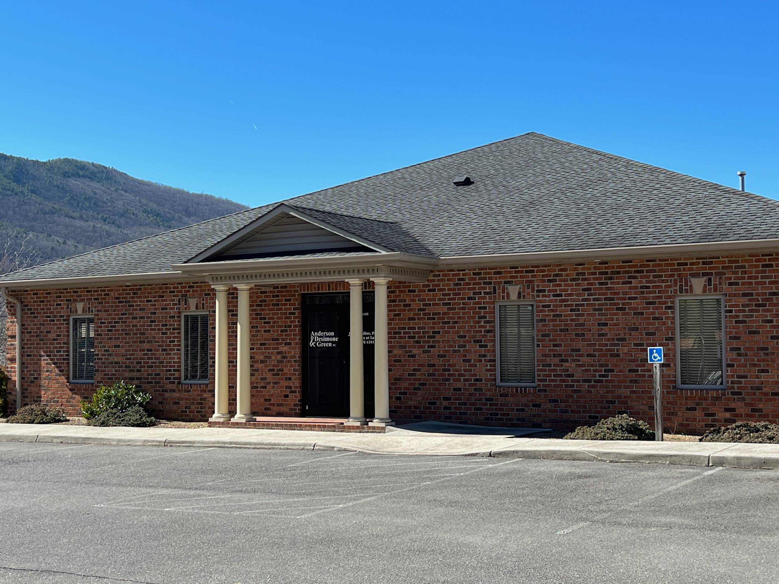 40 British Woods Dr, Roanoke, VA 24019