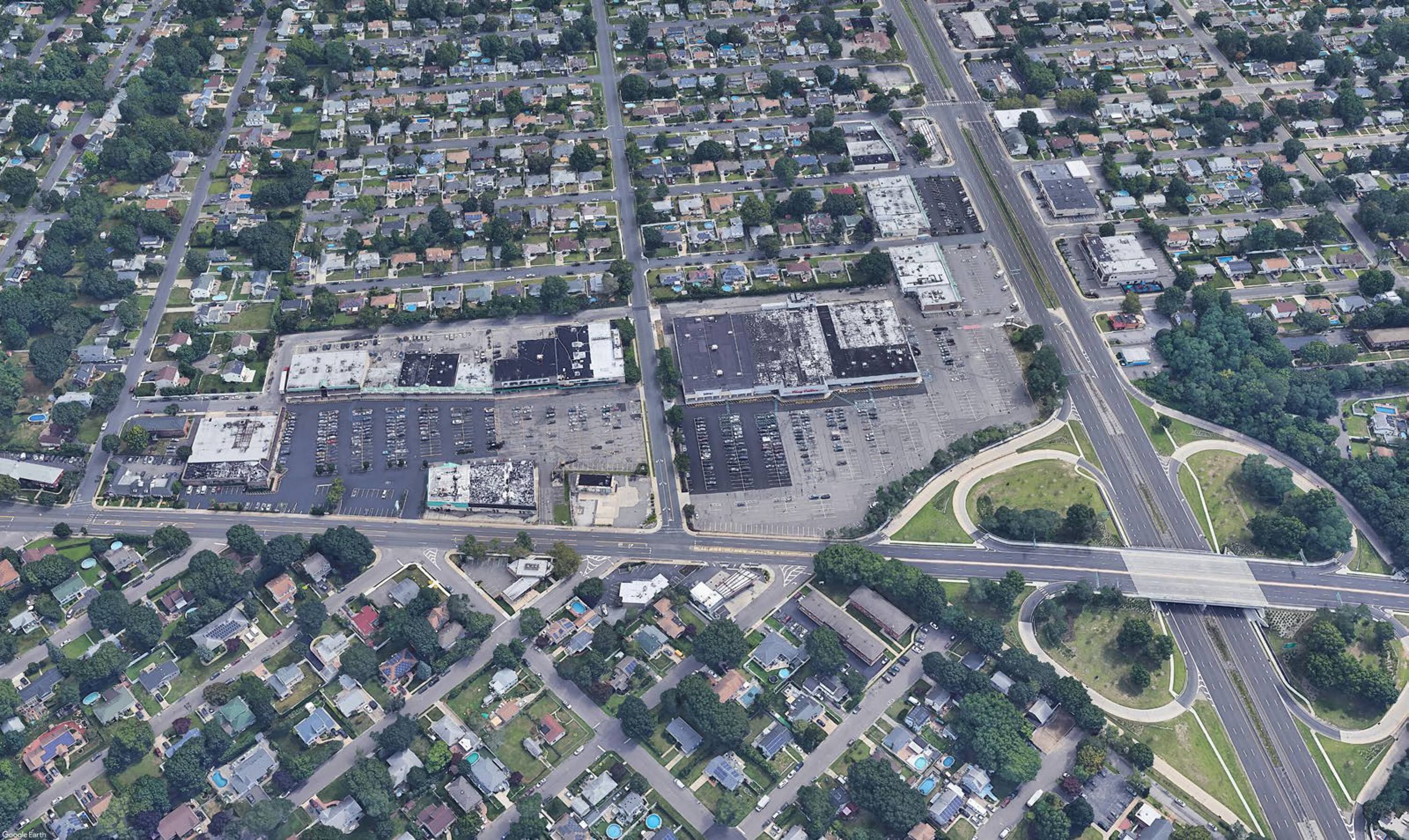 600 Wellwood Ave, Lindenhurst, NY 11757