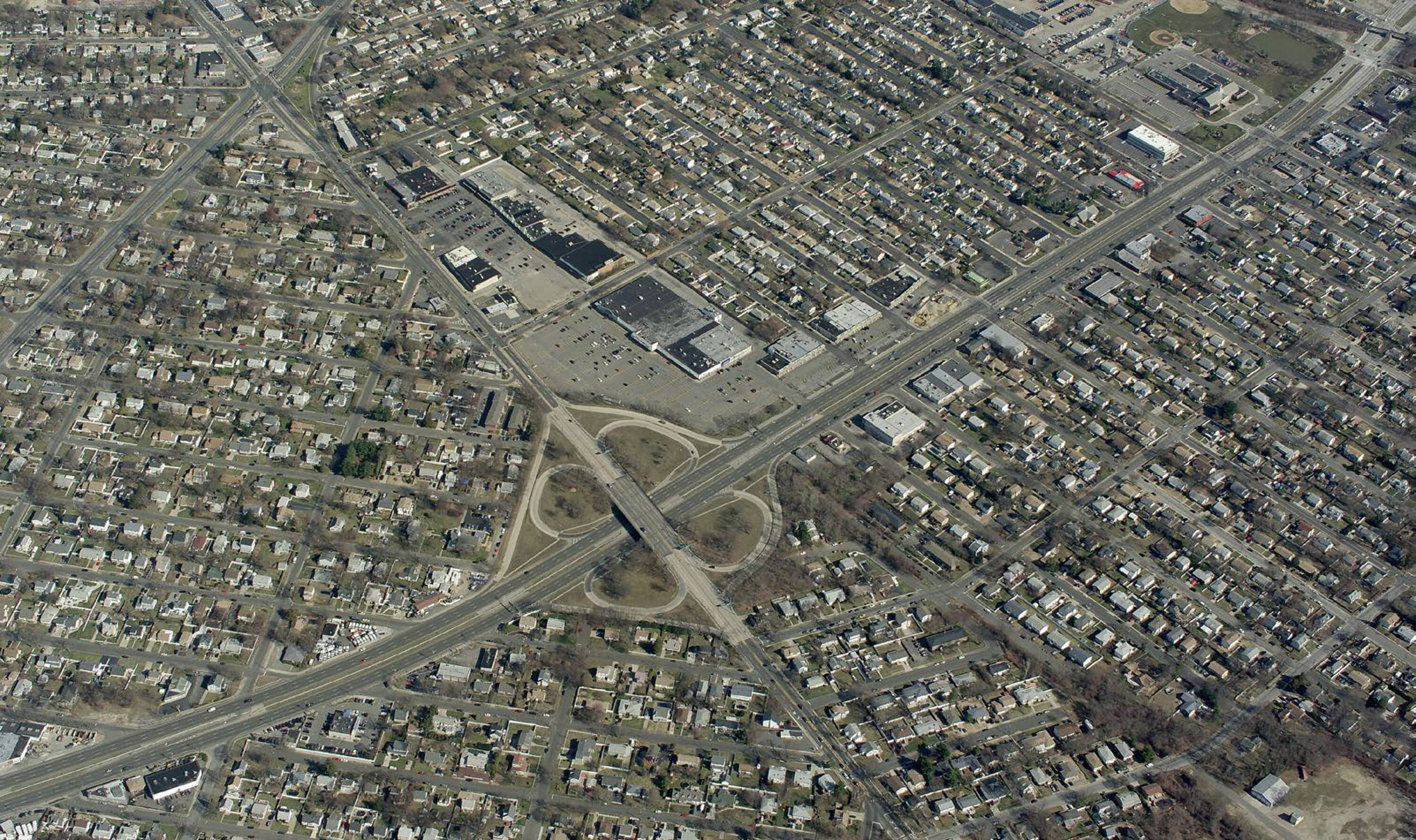 600 Wellwood Ave, Lindenhurst, NY 11757