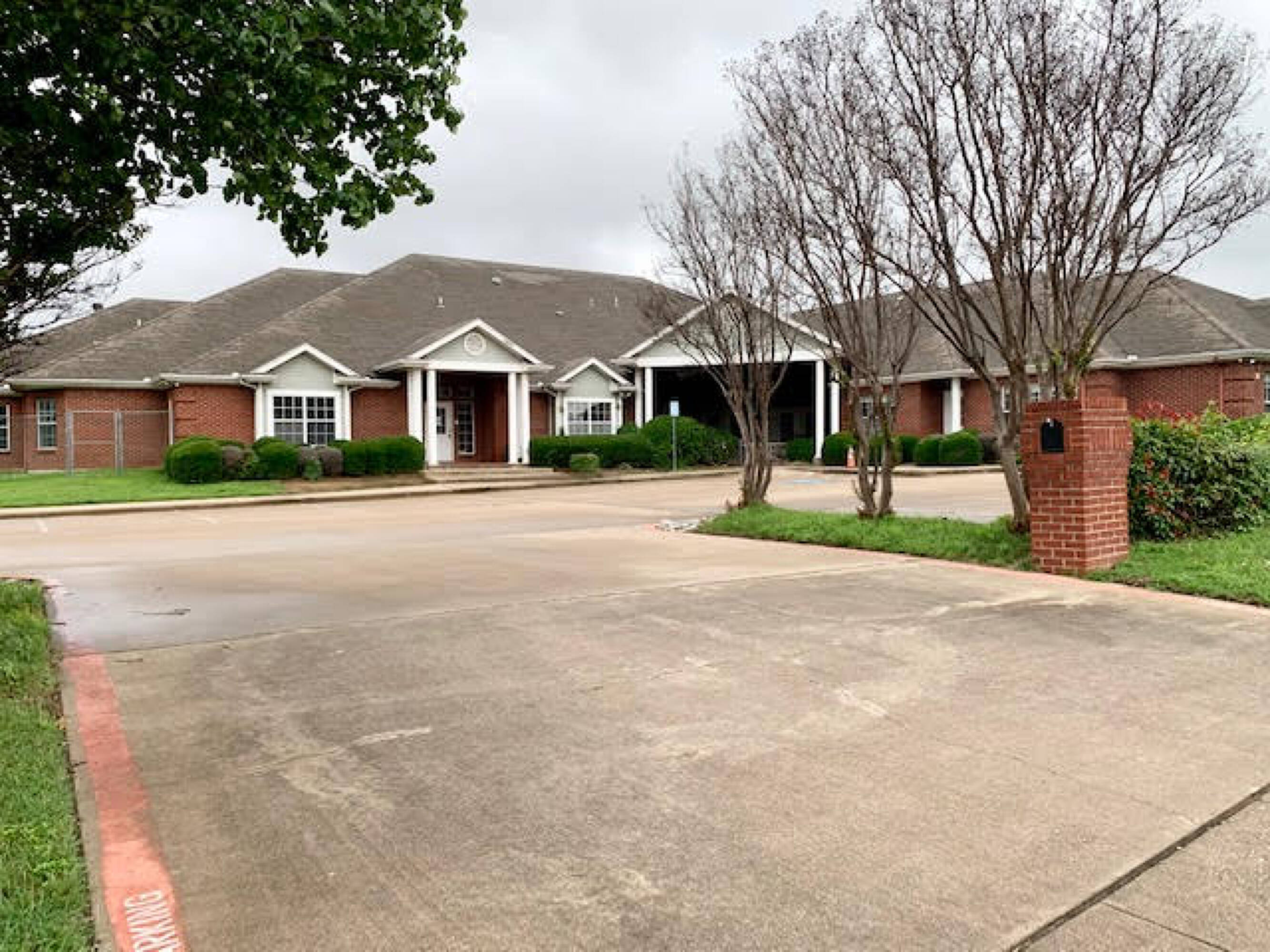 1825 Wimbledon Dr, Arlington, TX 76017