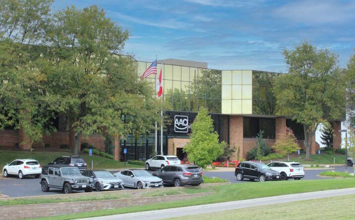 Pictures of Office property located at 401 N Lindbergh Blvd, St. Louis, MO 63141 for lease - image #1