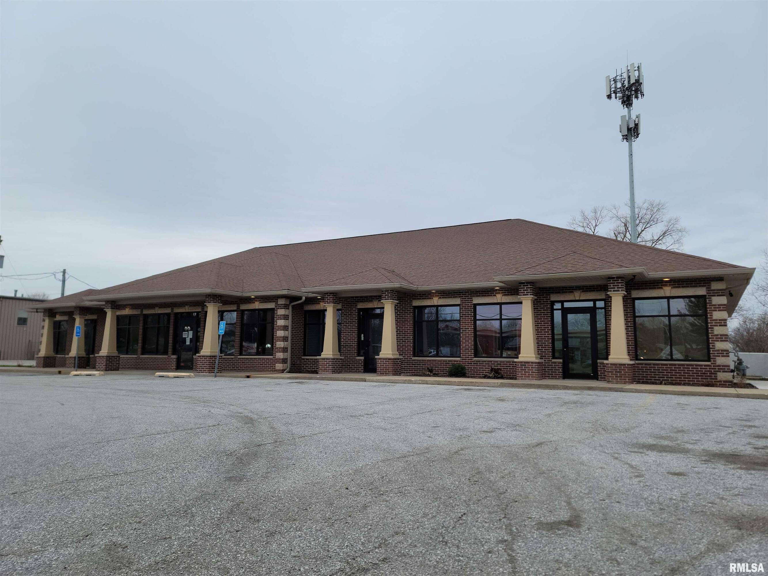 1645 W Kimberly Rd, Davenport, IA 52806