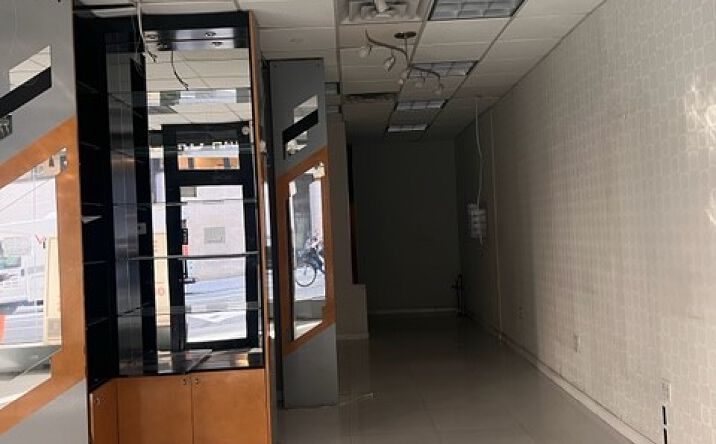 Pictures of Retail property located at 124 E 40th St, New York, NY 10016 for lease - image #1