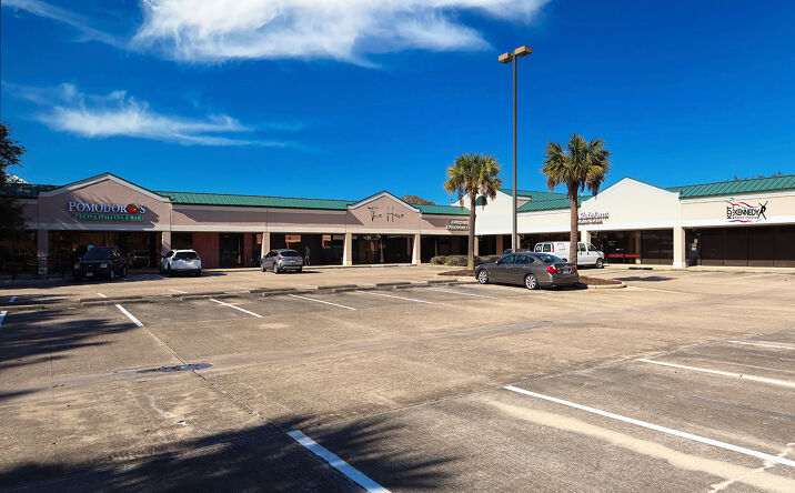 Pictures of Retail property located at 1001 Pineloch Dr, Houston, TX 77062 for lease - image #1