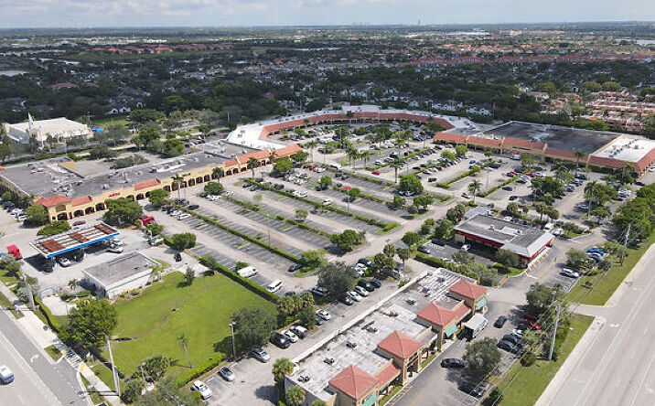 Pictures of Retail property located at 12389 Pembroke Rd, Pembroke Pines, FL 33025 for lease - image #1