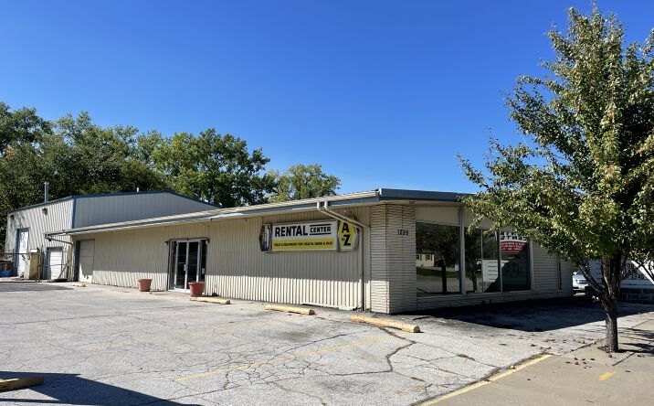 Pictures of Industrial, Retail property located at 1220 73rd St, Windsor Heights, IA 50324 for lease - image #1