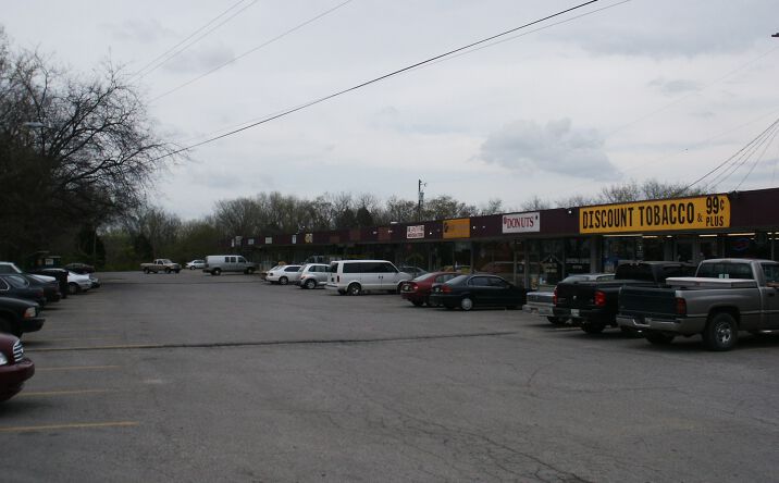 Pictures of Retail property located at 115 Walton Ferry Rd, Hendersonville, TN 37075 for lease - image #1