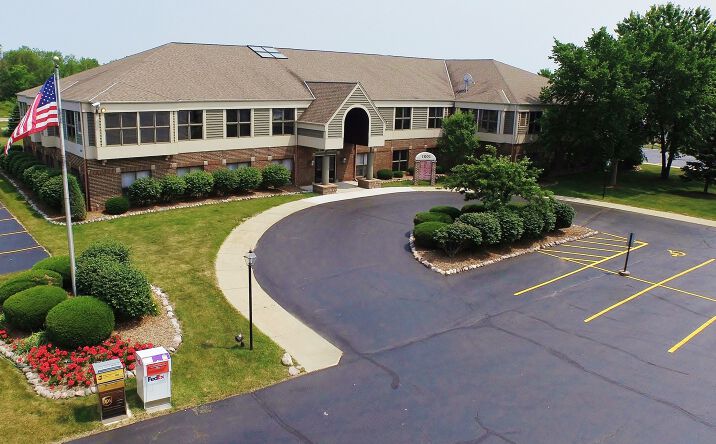 Pictures of Office property located at 1009 W Glen Oaks Ln, Mequon, WI 53092 for lease - image #1