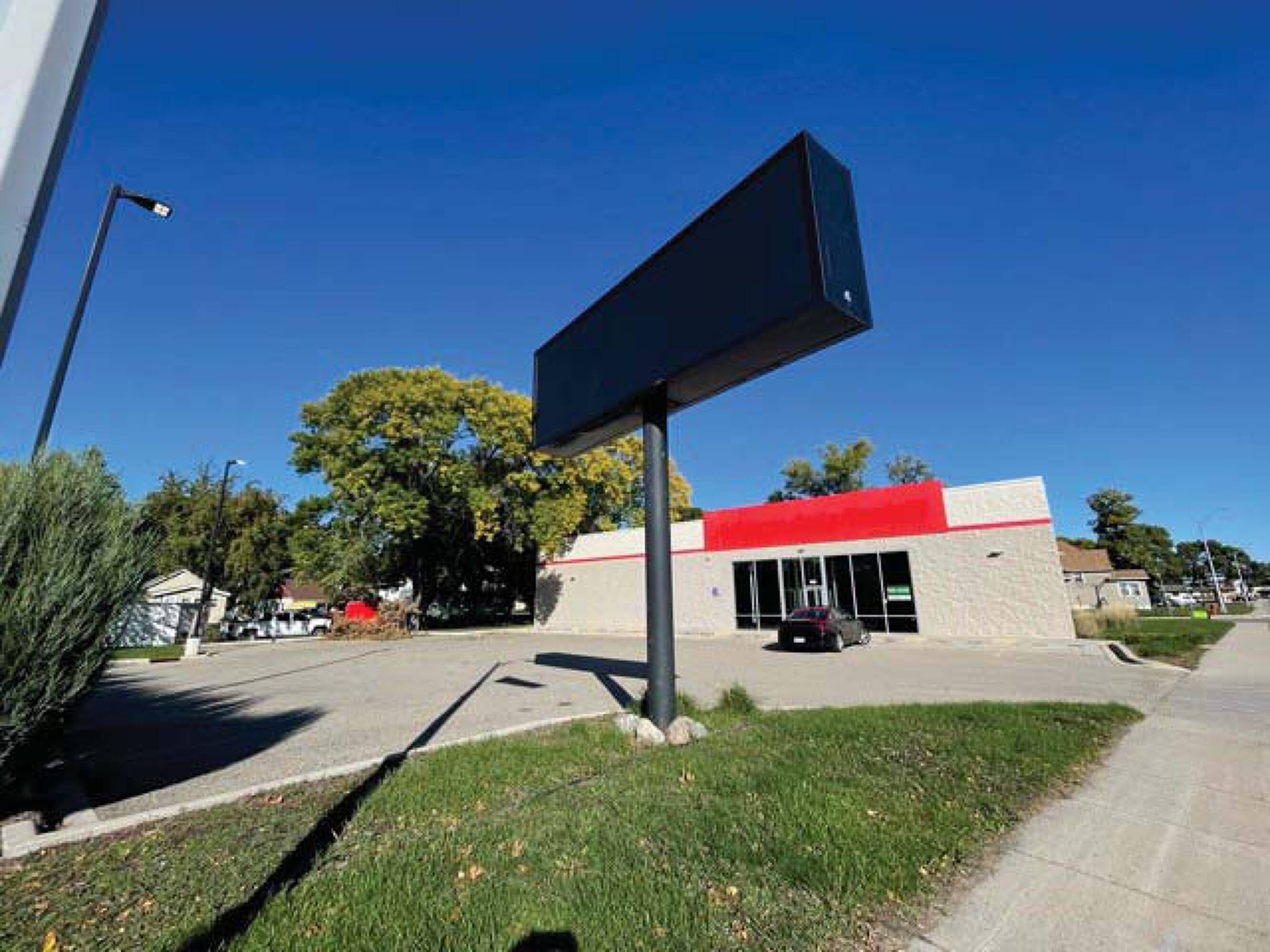 902 1st St S, Willmar, MN 56201