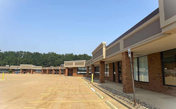 Pictures of Office, Retail, Special Purpose property located at 3301 Armar Dr, Marion, IA 52302 for lease - image #1