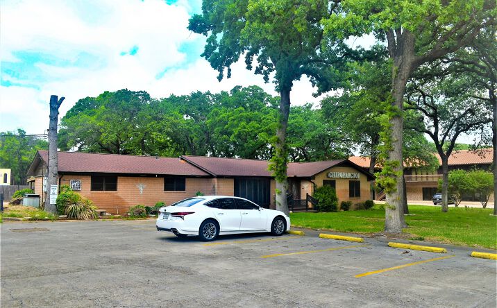 Pictures of Office property located at 1419 W Arkansas Ln, Arlington, TX 76013 for lease - image #1