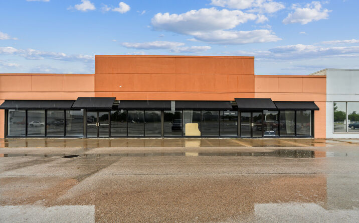 Pictures of Retail, Office, Restaurant property located at W Reynolds St, Pontiac, IL 61764 for lease - image #1