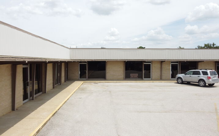 Pictures of Retail, Office property located at 1901 E Bennett St, Springfield, MO 65804 for lease - image #1