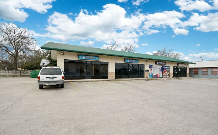 Pictures of Retail, Office, Restaurant property located at 105 S Seguin Rd, Converse, TX 78109 for lease - image #1