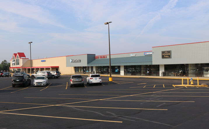 Pictures of Retail, Office, Restaurant property located at 2709 Columbus St, Ottawa, IL 61350 for lease - image #1