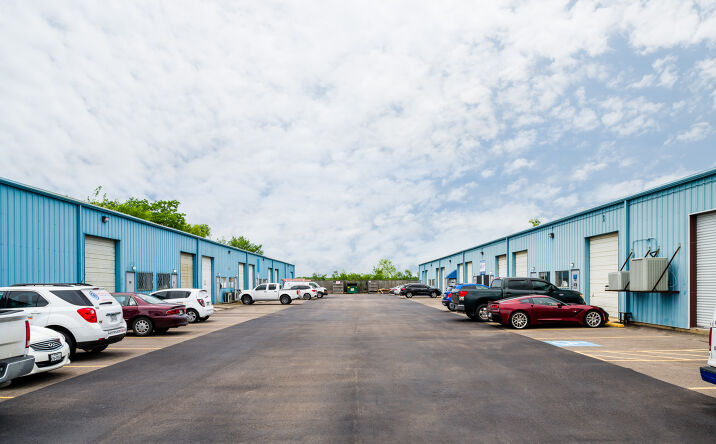 Pictures of Industrial, Retail property located at 1118 N Main St, Pearland, TX 77581 for lease - image #1