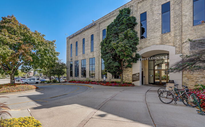 Pictures of Office property located at 101 W Pleasant St, Milwaukee, WI 53212 for lease - image #1