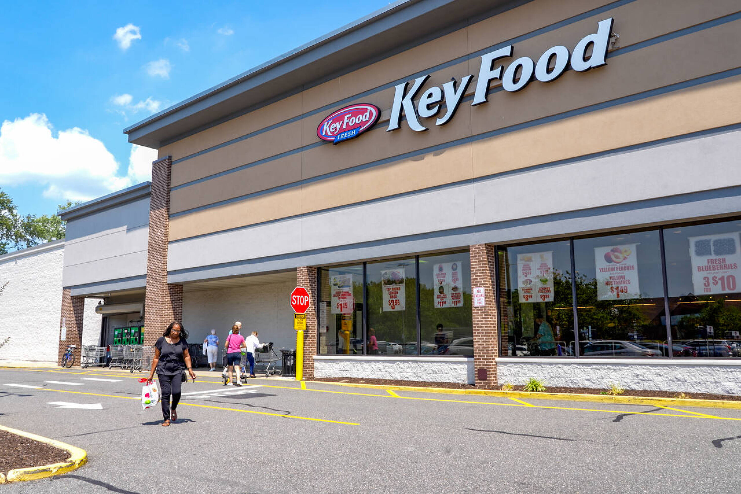 941 Carmans Rd, Massapequa Park, NY 11758