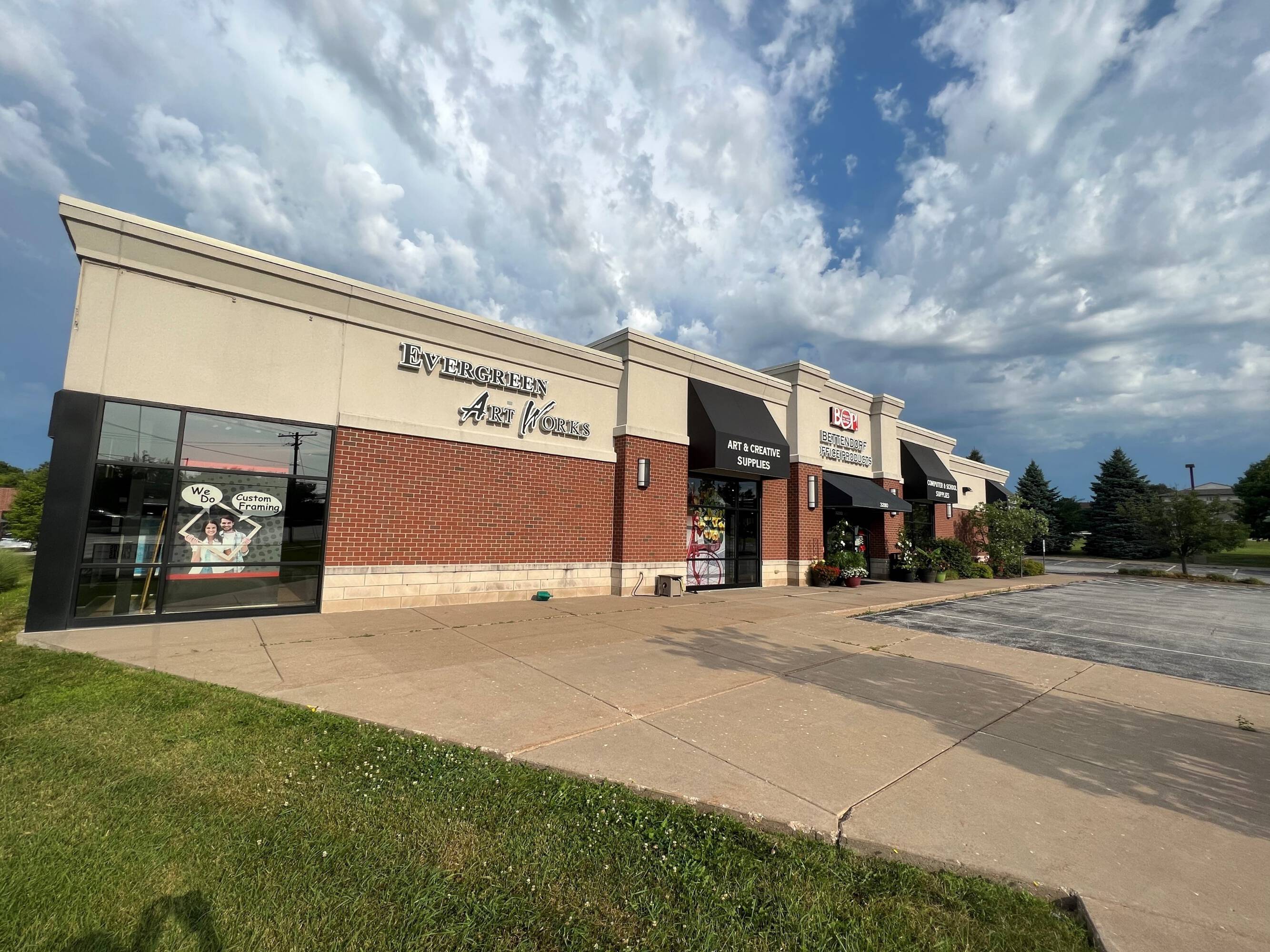 3280 Middle Rd, Bettendorf, IA 52722