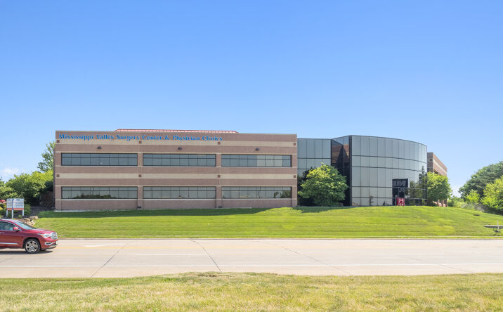 Pictures of Office property located at 3400 Dexter Ct, Davenport, IA 52807 for lease - image #1