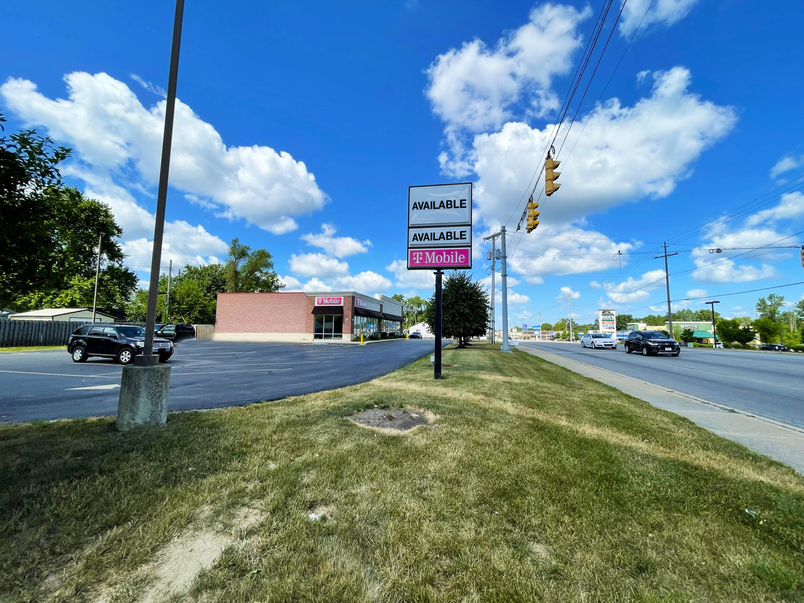 613 E McGalliard Rd, Muncie, IN 47303