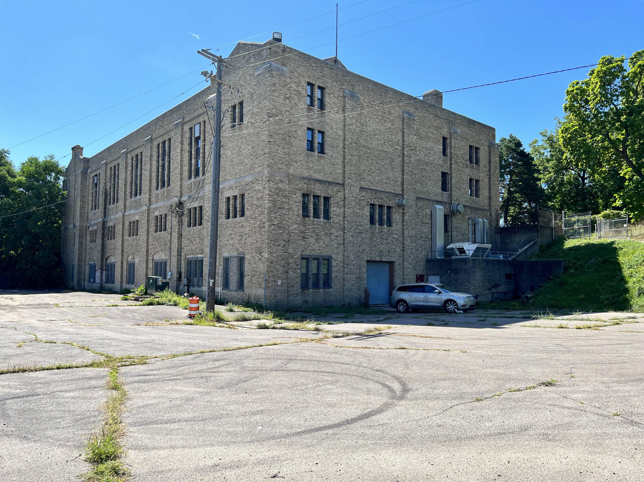 1101 Chavez Dr, Flint, MI 48503