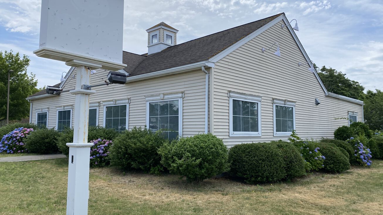 Pictures of Retail property located at 5 Main St, Harwich, MA 02671 for