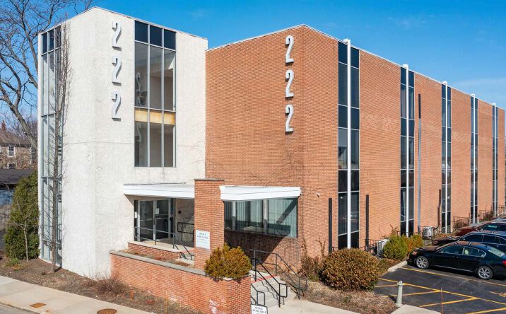 Pictures of Retail, Office property located at 222 E Wisconsin Ave, Lake Forest, IL 60045 for lease - image #1