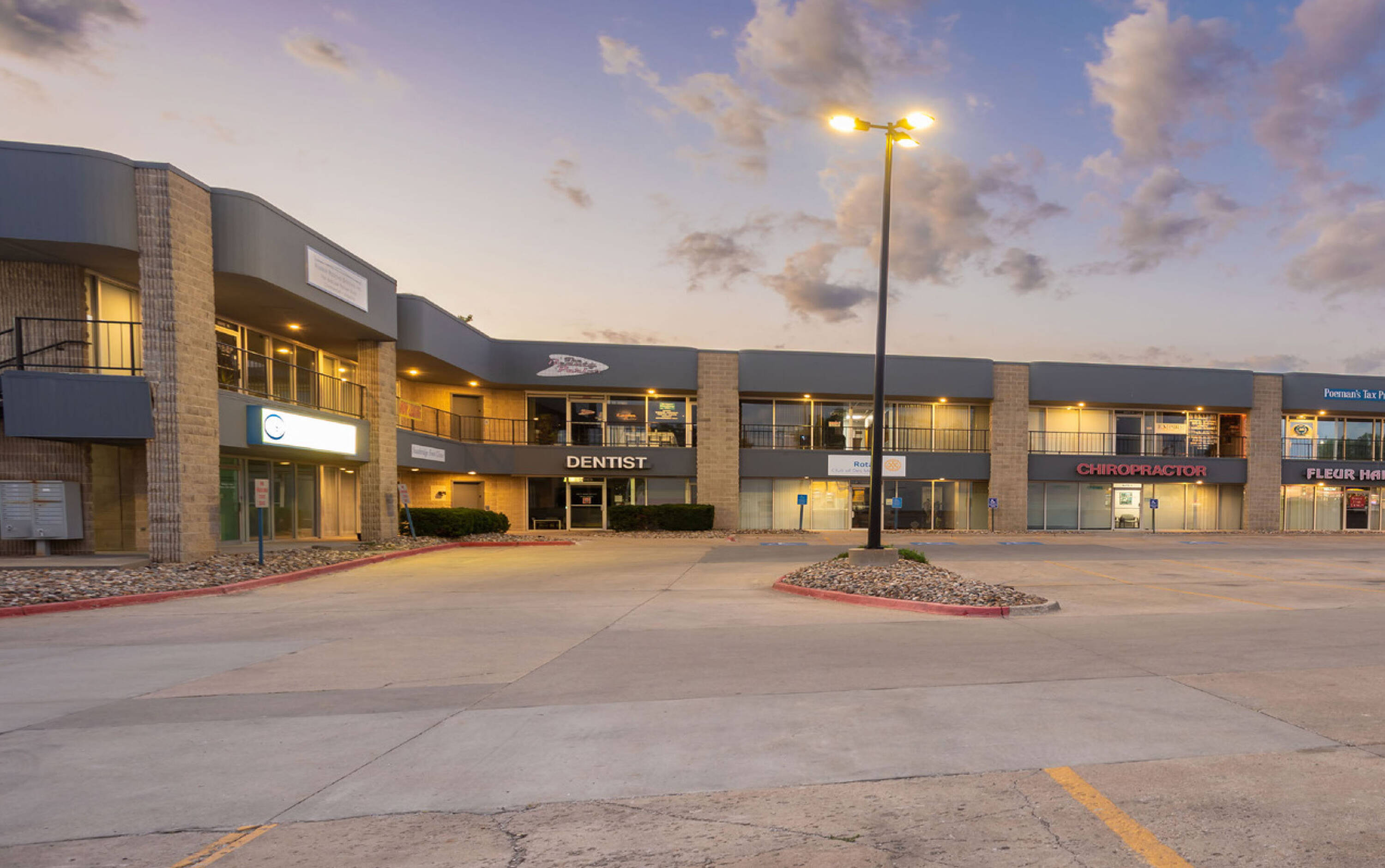 4214 Fleur Dr, Des Moines, IA 50321