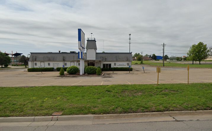Pictures of Retail property located at 201 SW 29th St, Topeka, KS 66611 for lease - image #1