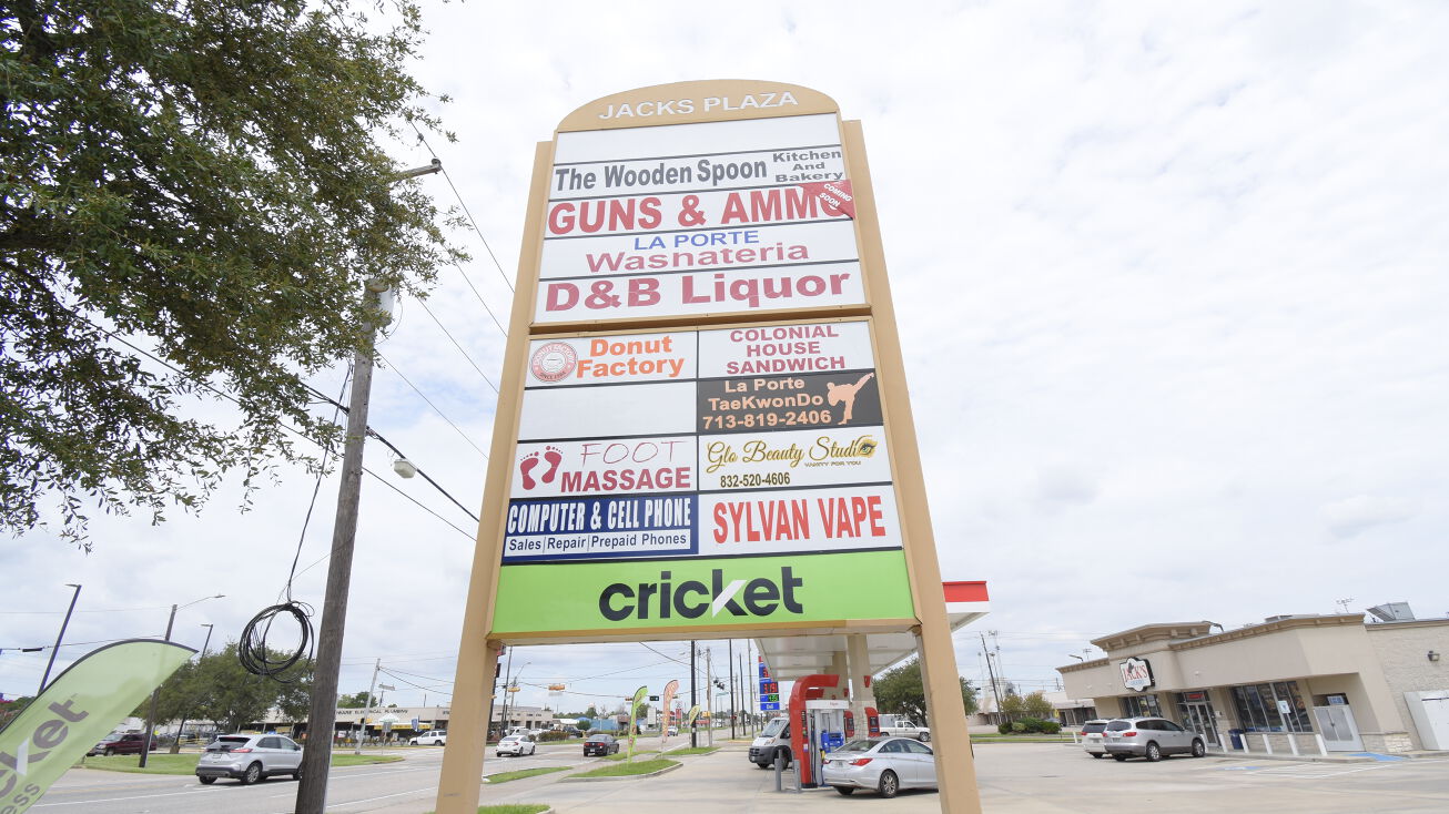 1101 S Broadway St, La Porte, TX 77571