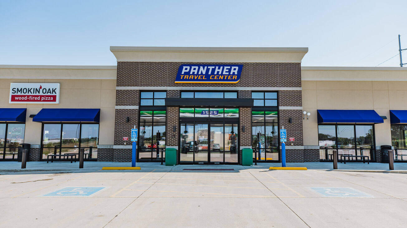 1525 W Ridgeway Ave, Cedar Falls, IA 50613 Retail Space for Lease