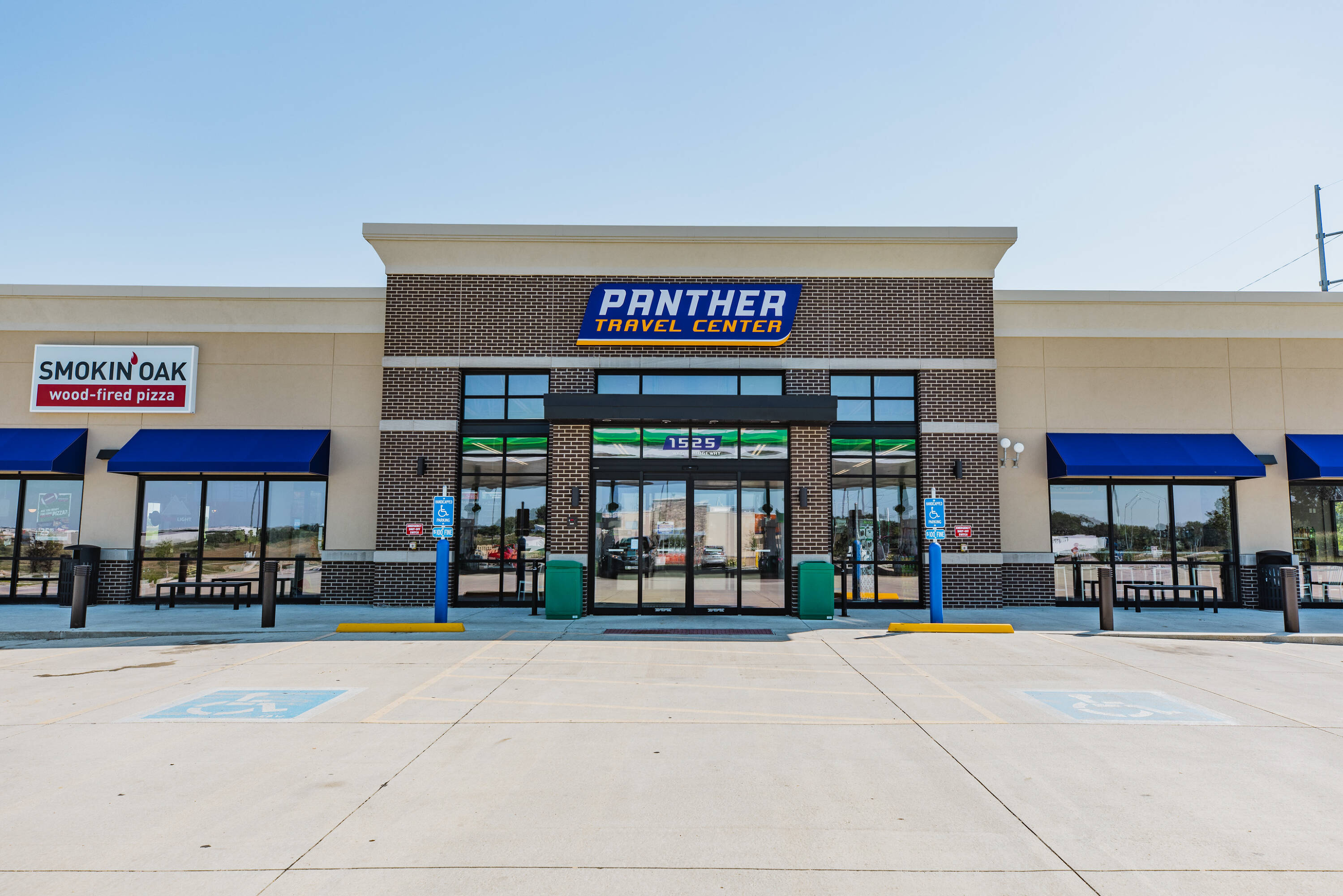 1525 W Ridgeway Ave, Cedar Falls, IA 50613