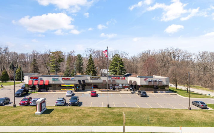 Pictures of Retail property located at 33233 Mound Rd, Sterling Heights, MI 48310 for lease - image #1