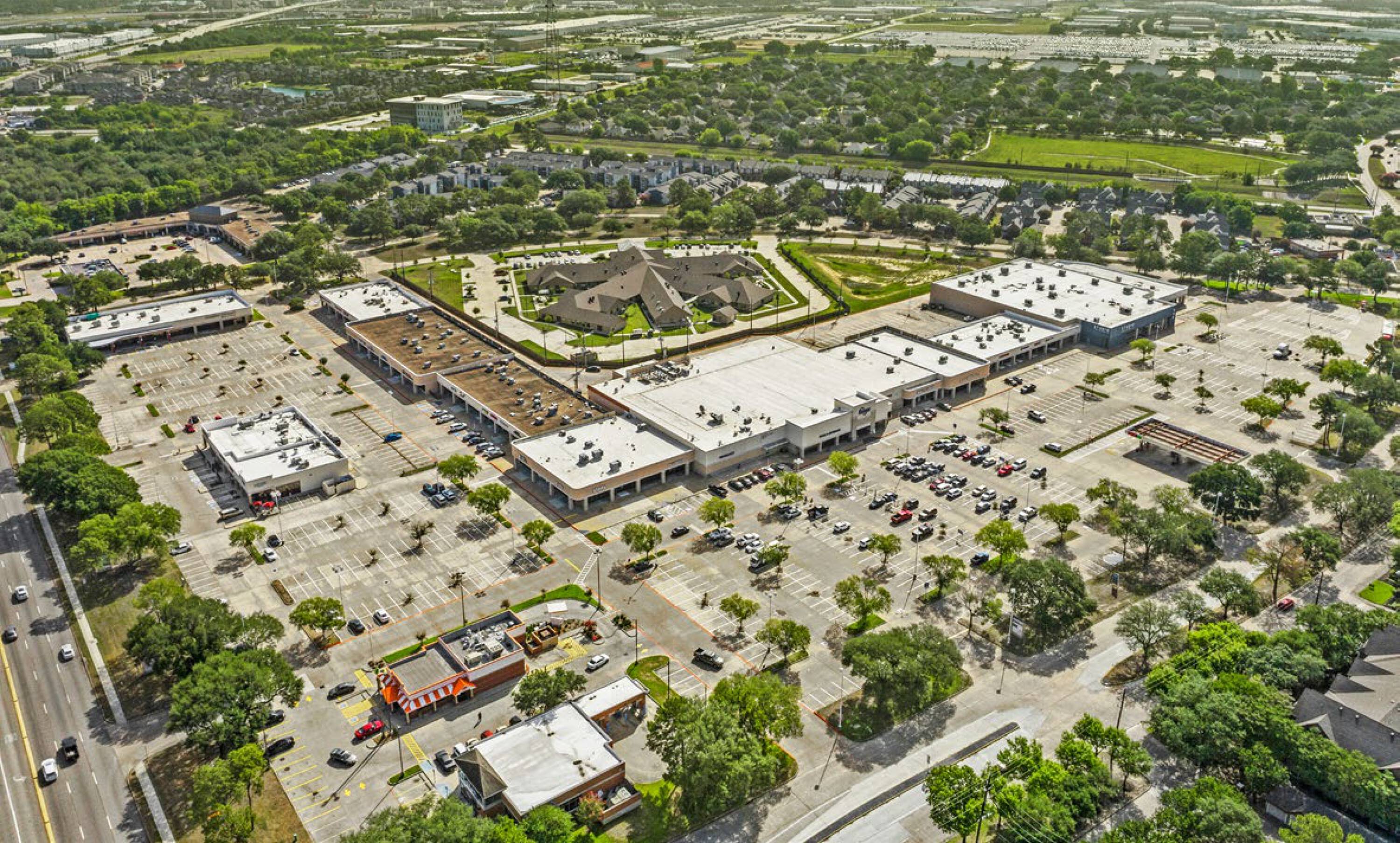 Aerial view of Easton Commons Plaza, a retail shopping center in Houston, TX, with ample parking and multiple retail stores.