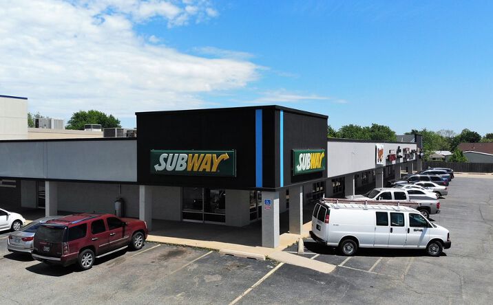 Pictures of Retail property located at 817-829 SE 4th Street, Moore, OK 73160 for lease - image #1